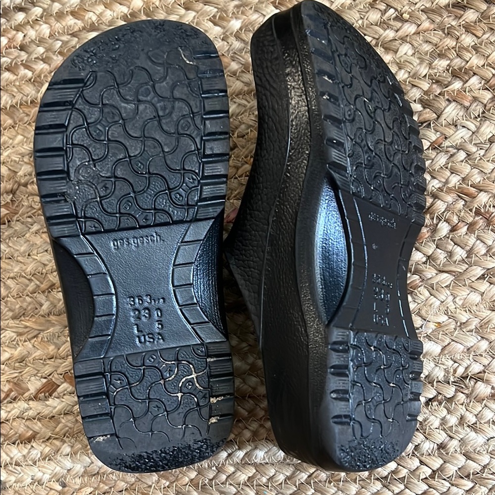 Birkenstock Black Slippers Comfortable Slip-On Design - Picture 5 of 7